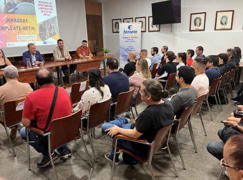 Jóvenes conocen las oportunidades laborales de los oficios industriales