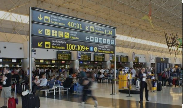 Los aeropuertos canarios registran 4,1 millones de pasajeros en agosto, un 2,6% más que en 2022