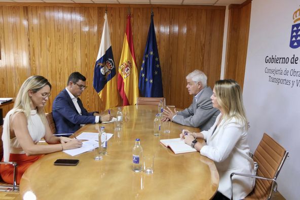 El Cabildo de El Hierro demanda mejoras en las comunicaciones aéreas y marítimas