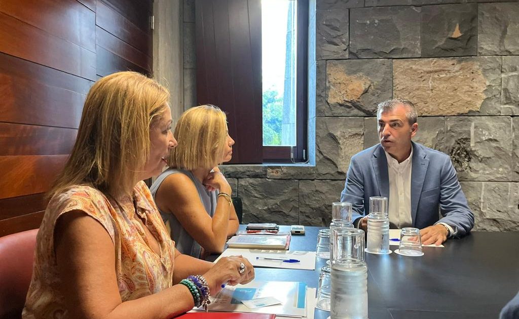 Las mujeres empresarias presentan al vicepresidente de Canarias su programa formativo para directivas
