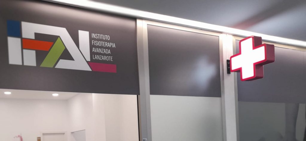 Llega a Canarias la cruz blanca y fucsia para identificar los centros oficiales de fisioterapia
