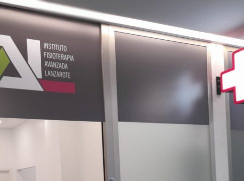 Llega a Canarias la cruz blanca y fucsia para identificar los centros oficiales de fisioterapia