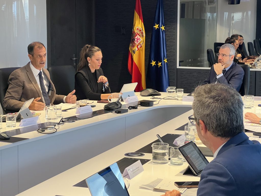 Jéssica de León arranca el compromiso de Aena de renovar los incentivos aéreos para los vuelos a La Palma