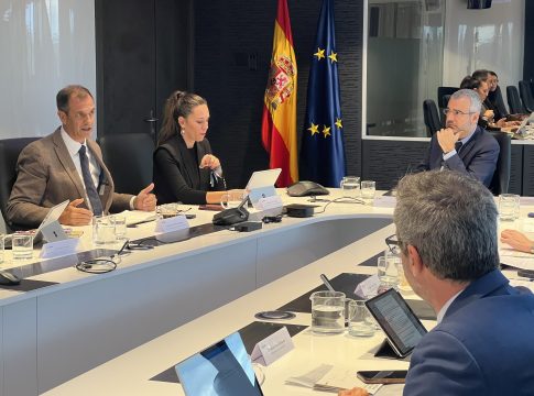 Jéssica de León arranca el compromiso de Aena de renovar los incentivos aéreos para los vuelos a La Palma