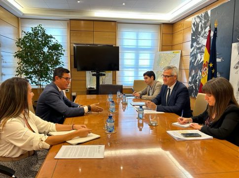 La Consejería solicita al Ministerio el mantenimiento de la bonificación al transporte terrestre para el próximo año