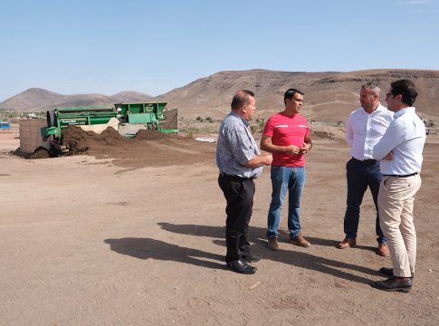 Responsables del Cabildo de Fuerteventura y del Gobierno de Canarias visitan la planta de Compost Majorero para conocer sus últimos avances