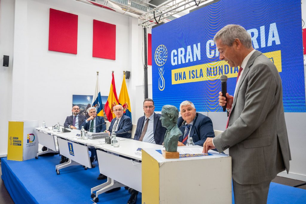 El Círculo de Empresarios de Gran Canaria presenta el busto de Bravo Murillo para defender la candidatura insular como sede del Mundial 2030