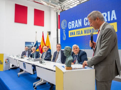 El Círculo de Empresarios de Gran Canaria presenta el busto de Bravo Murillo para defender la candidatura insular como sede del Mundial 2030
