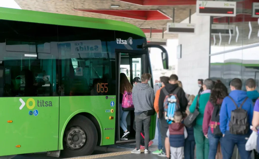 Titsa refuerza sus servicios para acudir este sábado a la Noche en Blanco de La Laguna