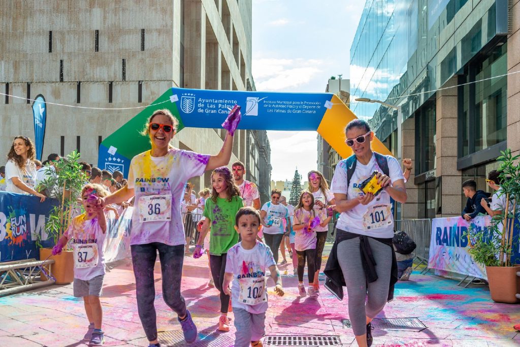 Medio millar de corredores solidarios pintan de color Las Palmas de Gran Canaria en la Rainbow Family