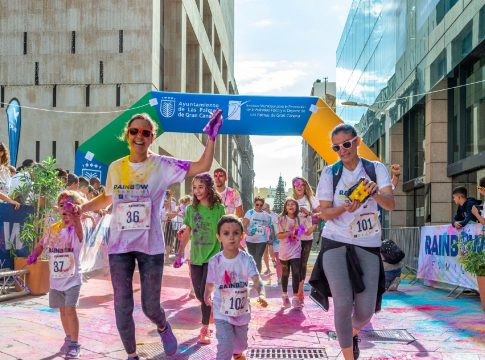 Medio millar de corredores solidarios pintan de color Las Palmas de Gran Canaria en la Rainbow Family