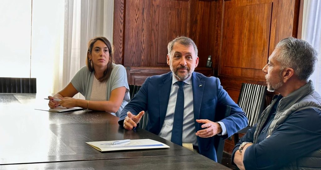 La Fundación Canaria Universo Unido y el Ayuntamiento de Santa Cruz firman un convenio para la integración social de menores en riesgo de exclusión