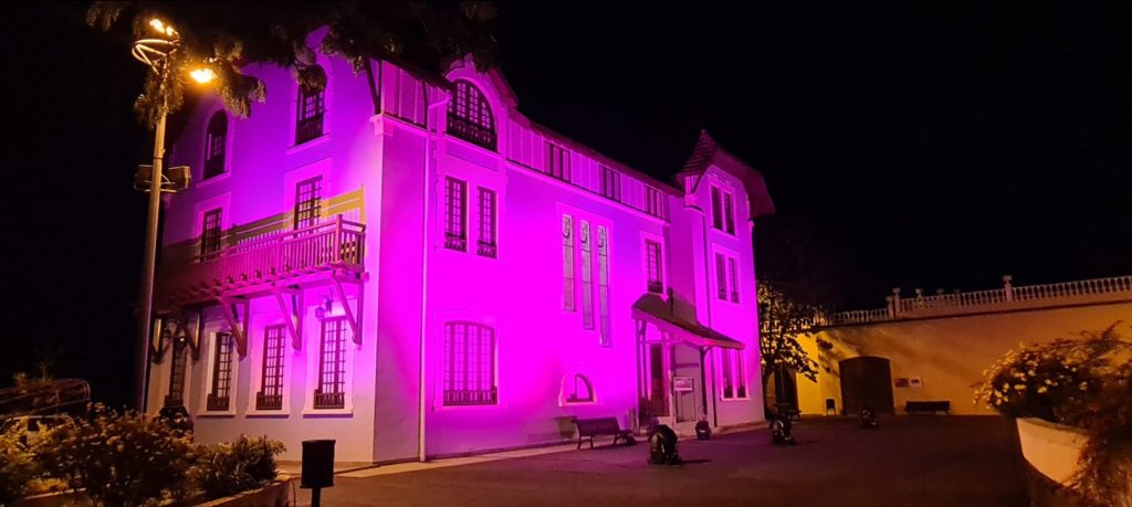 La iluminación de la fachada del espacio cultural doña Chana cierra la  celebración del día internacional de eliminación de la violencia contra la mujer