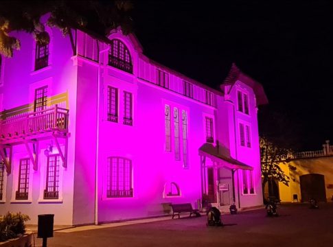 La iluminación de la fachada del espacio cultural doña Chana cierra la  celebración del día internacional de eliminación de la violencia contra la mujer