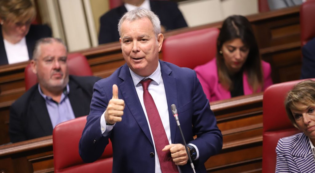 Franquis acusa al Gobierno canario de estar “al servicio” del PP y en contra de los intereses de Canarias