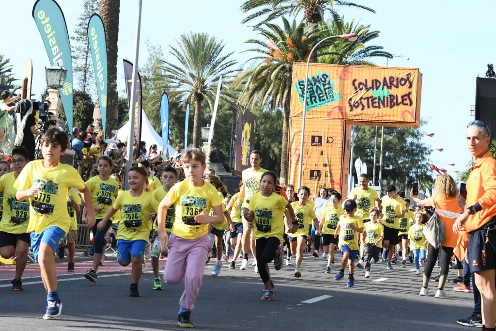 La magia de la San Silvestre se adueña de Las Palmas de Gran Canaria con una gran marea solidaria