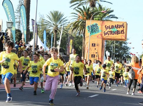 La magia de la San Silvestre se adueña de Las Palmas de Gran Canaria con una gran marea solidaria