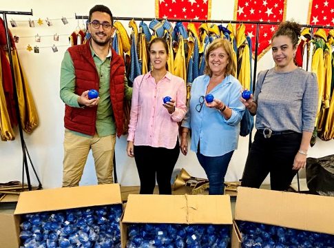 Aqualia colabora con 1200 pelotas antiestrés para celebrar la llegada de los Reyes Magos en Puerto de la Cruz