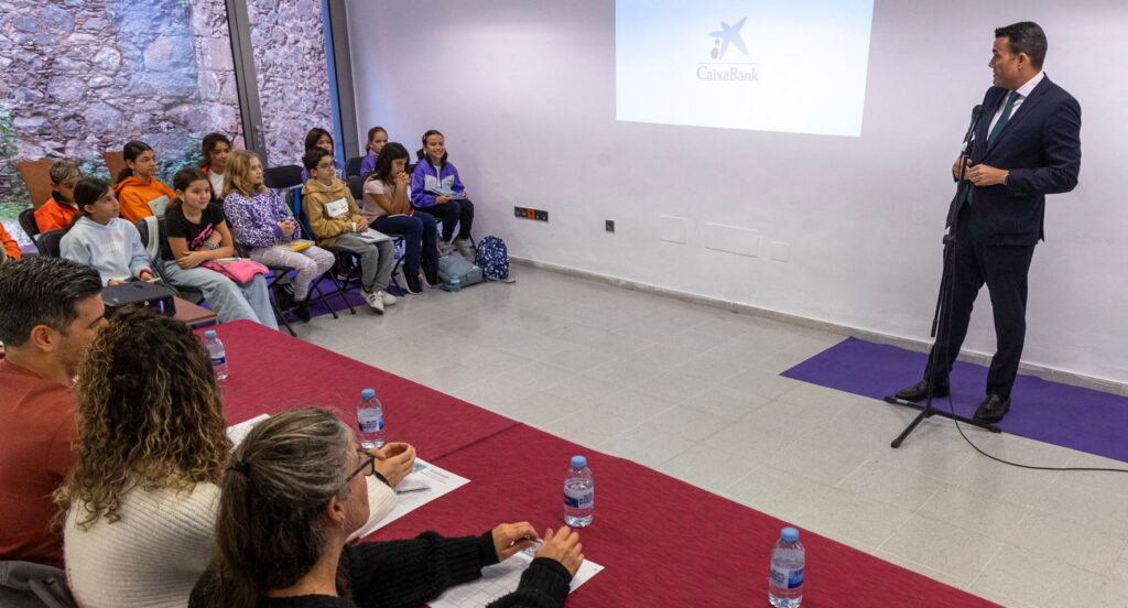 CaixaBank colabora con la Feria del Libro de Madrid en el concurso ‘Los pequeños gigantes de la lectura’ en el que participan 100 escolares de Canarias