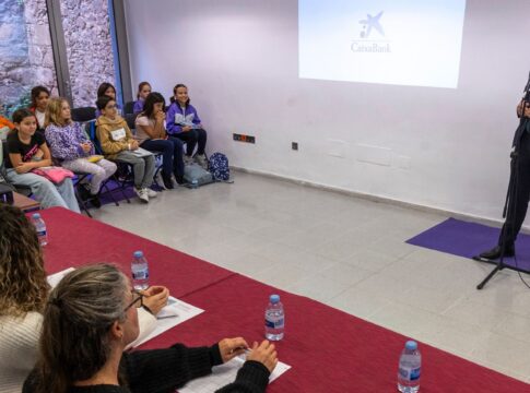 CaixaBank colabora con la Feria del Libro de Madrid en el concurso ‘Los pequeños gigantes de la lectura’ en el que participan 100 escolares de Canarias