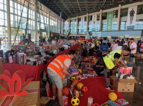 Trabajadores de Titsa entregan un lote de juguetes y ropa para niños y niñas de Tenerife