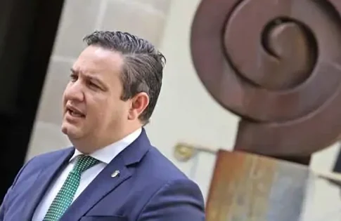 El Gobierno de Arona aprueba un presupuesto que no cuadra por la subida de la partida de asesores