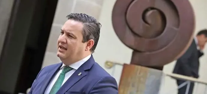 El Gobierno de Arona aprueba un presupuesto que no cuadra por la subida de la partida de asesores