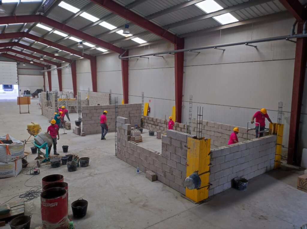 El alumnado del PFAE Rehabilitando del Cabildo trabaja en la creación del futuro centro de empleo y empresas digitales de Fuerteventura