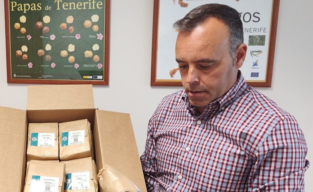 Los Realejos inicia este mes de marzo con agricultores la entrega de feromonas para el control de la polilla