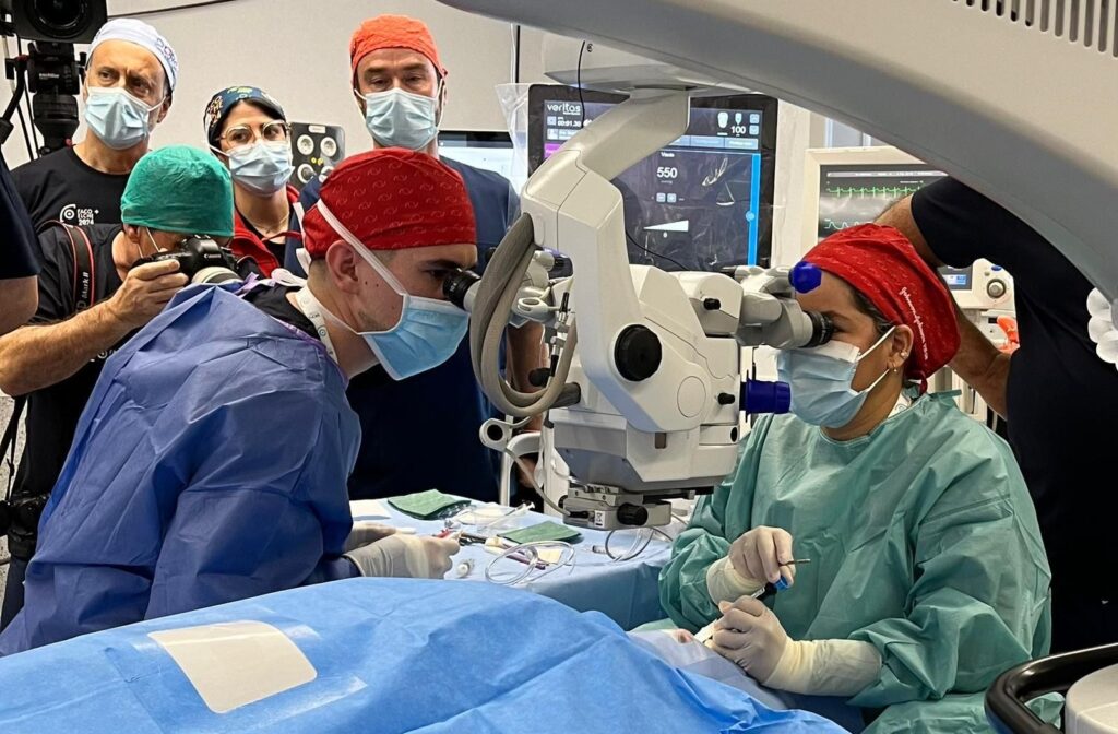 Oftalmóloga de Hospiten realiza una cirugía en directo en el congreso internacional de oftalmología `FacoElche`