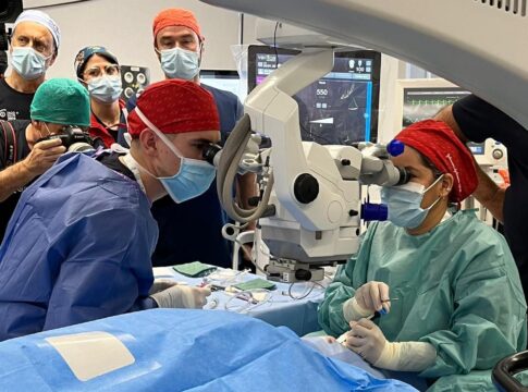 Oftalmóloga de Hospiten realiza una cirugía en directo en el congreso internacional de oftalmología `FacoElche`