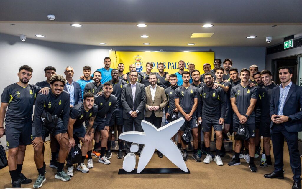CaixaBank organiza una jornada de educación financiera con la plantilla de la Unión Deportiva Las Palmas