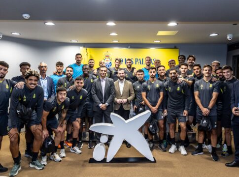 CaixaBank organiza una jornada de educación financiera con la plantilla de la Unión Deportiva Las Palmas
