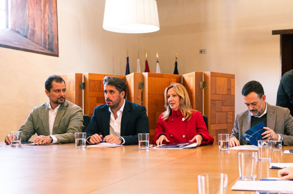 Luis Yeray Gutiérrez y Rosa Dávila anuncian el impulso a la variante de la TF-5 y a la desaladora comarcal