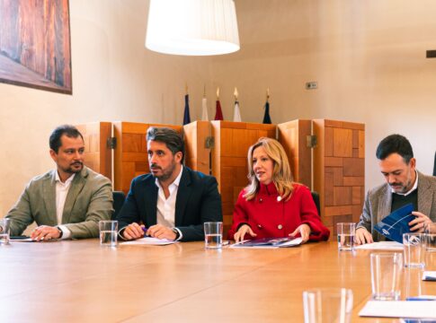 Luis Yeray Gutiérrez y Rosa Dávila anuncian el impulso a la variante de la TF-5 y a la desaladora comarcal
