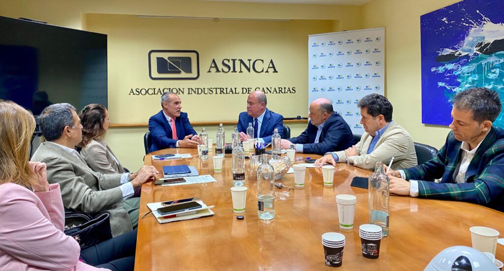 El comisionado reivindica que se actualicen las ayudas al transporte de mercancías del REF
