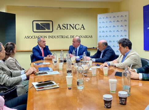 El comisionado reivindica que se actualicen las ayudas al transporte de mercancías del REF