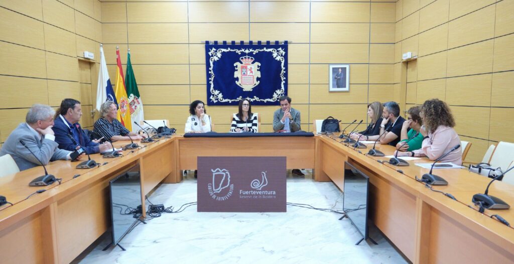 Cabildo de Fuerteventura y Gobierno de Canarias se reúnen con las asociaciones de comerciantes de la Isla para dinamizar y definir prioridades