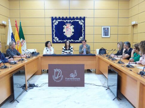 Cabildo de Fuerteventura y Gobierno de Canarias se reúnen con las asociaciones de comerciantes de la Isla para dinamizar y definir prioridades