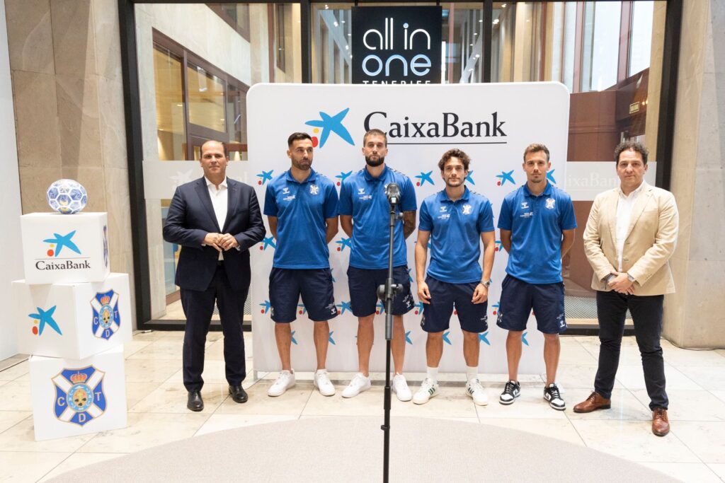 CaixaBank reúne a un centenar de clientes para pasar una tarde con jugadores del Club Deportivo Tenerife