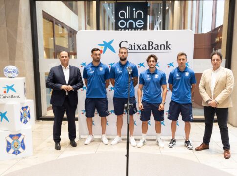 CaixaBank reúne a un centenar de clientes para pasar una tarde con jugadores del Club Deportivo Tenerife