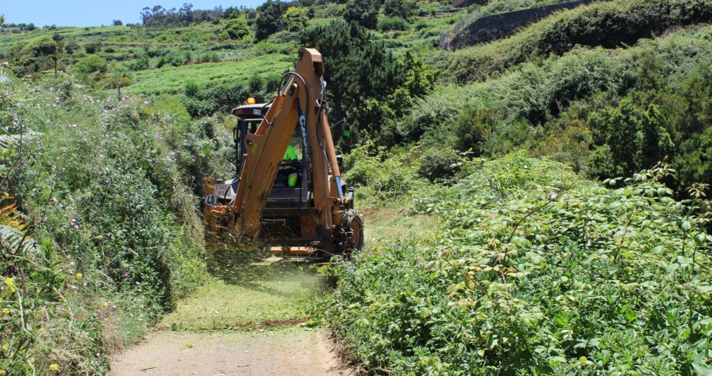Trabajos de limpieza en las pistas agrícolas