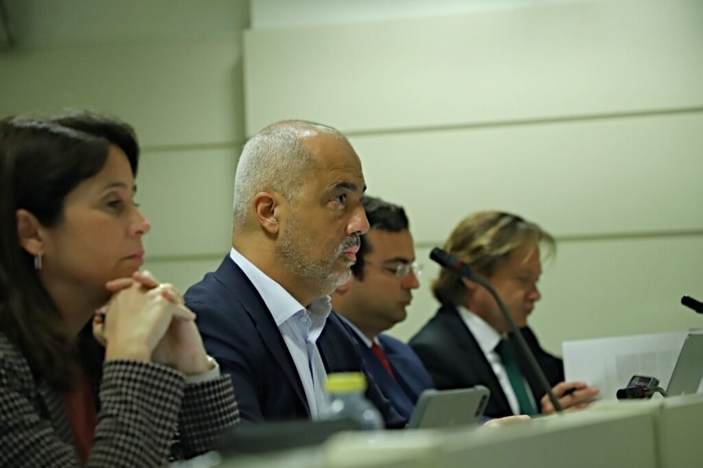 Ramón Morales defiende la inversión de 3.000 millones de euros para los aeropuertos de Canarias a través de las tasas aeroportuarias
