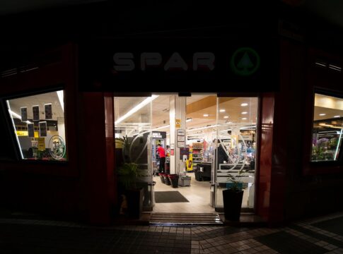 Las tiendas SPAR en Gran Canaria apagan sus luces  en  ‘La Hora del Planeta’