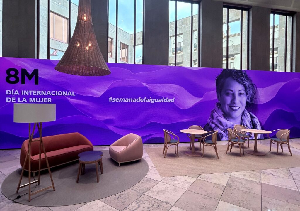CaixaBank tiñe de morado sus oficinas ‘all in one’ con motivo del Día Internacional de la Mujer