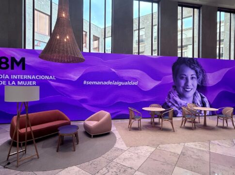 CaixaBank tiñe de morado sus oficinas ‘all in one’ con motivo del Día Internacional de la Mujer