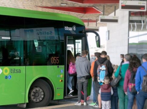 Titsa refuerza los servicios de una docena de líneas durante la Semana Santa
