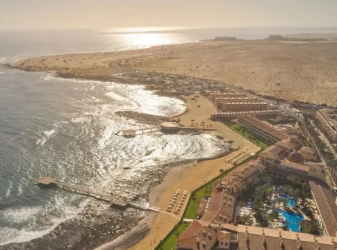 El Cabildo de Fuerteventura felicita al Bahía Real de Corralejo, elegido como uno de los mejores hoteles del mundo