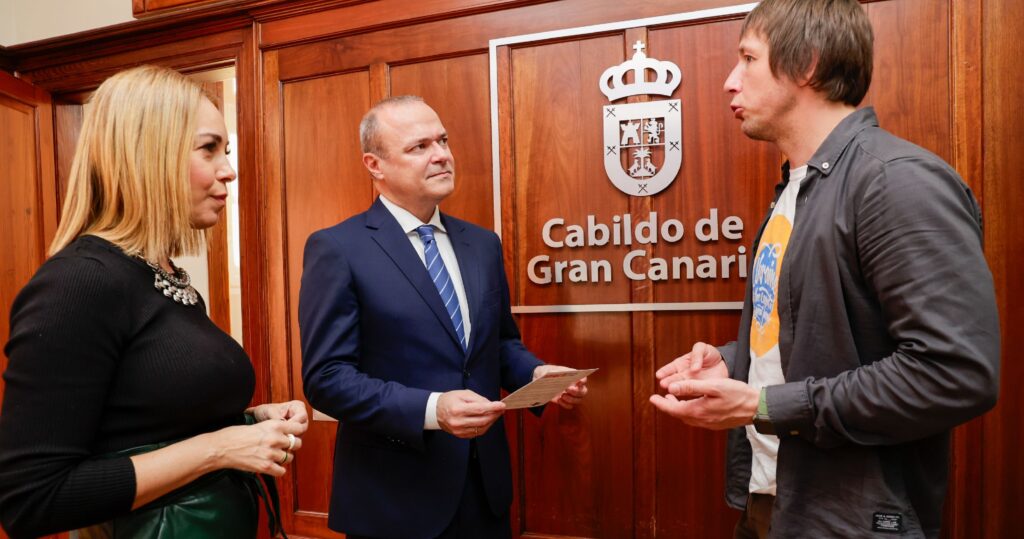 El vicepresidente del Cabildo y la consejera de Cultura reciben al fotoperiodista ucraniano protagonista del premio Oscar al mejor documental