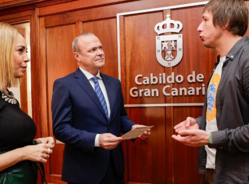 El vicepresidente del Cabildo y la consejera de Cultura reciben al fotoperiodista ucraniano protagonista del premio Oscar al mejor documental